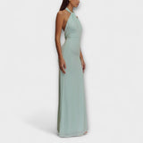 Dlouhé šaty s náhrdelníkem a saténovým vzhledem