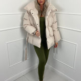 KARLY - Krátká péřová bunda s opaskem