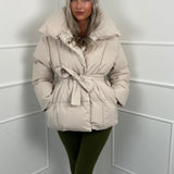 KARLY - Krátká péřová bunda s opaskem