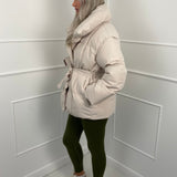 KARLY - Krátká péřová bunda s opaskem