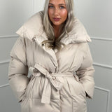 KARLY - Krátká péřová bunda s opaskem