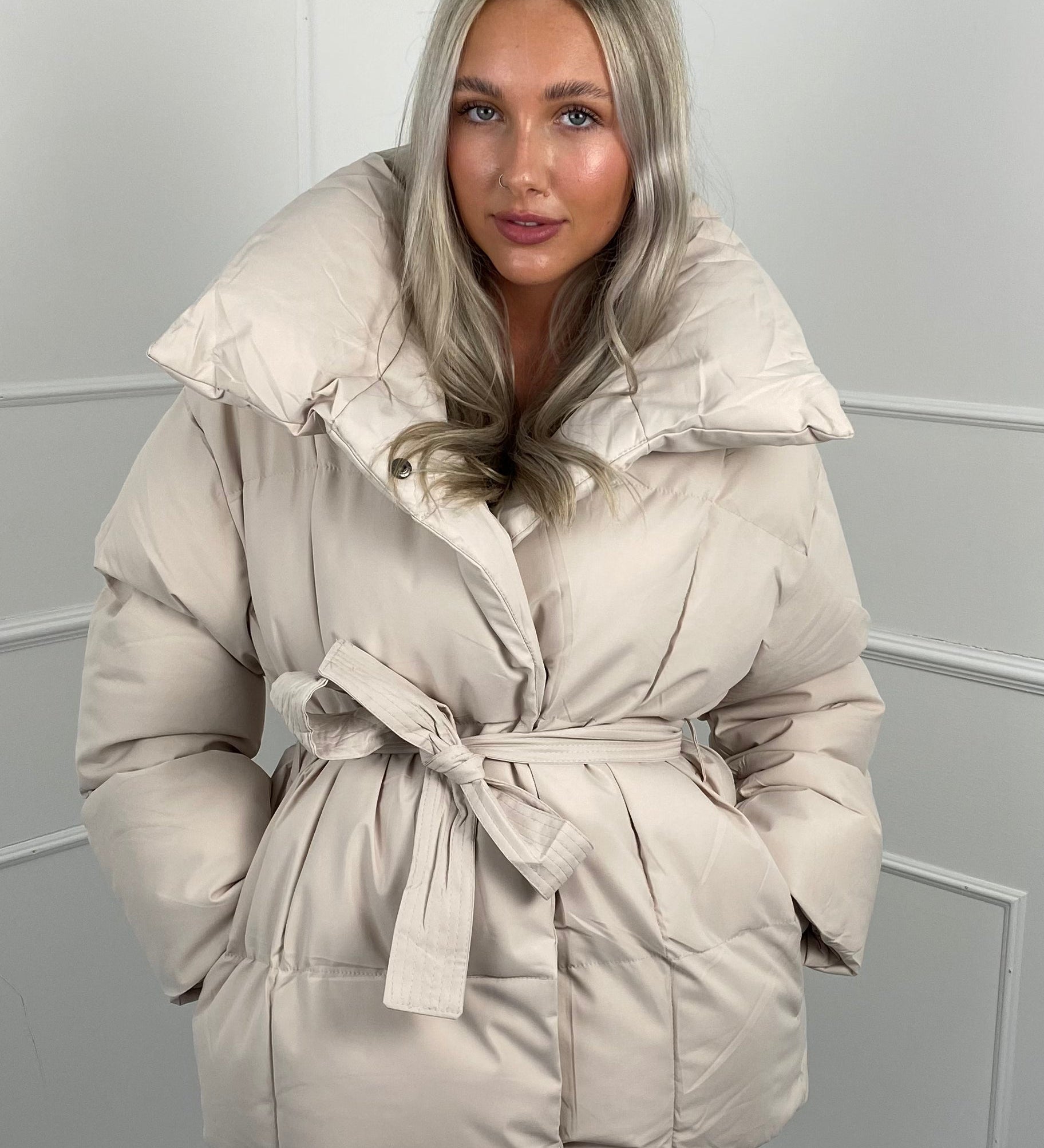 KARLY - Krátká péřová bunda s opaskem