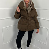 KARLY - Krátká péřová bunda s opaskem