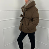 KARLY - Krátká péřová bunda s opaskem