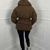 KARLY - Krátká péřová bunda s opaskem