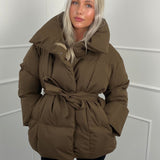 KARLY - Krátká péřová bunda s opaskem