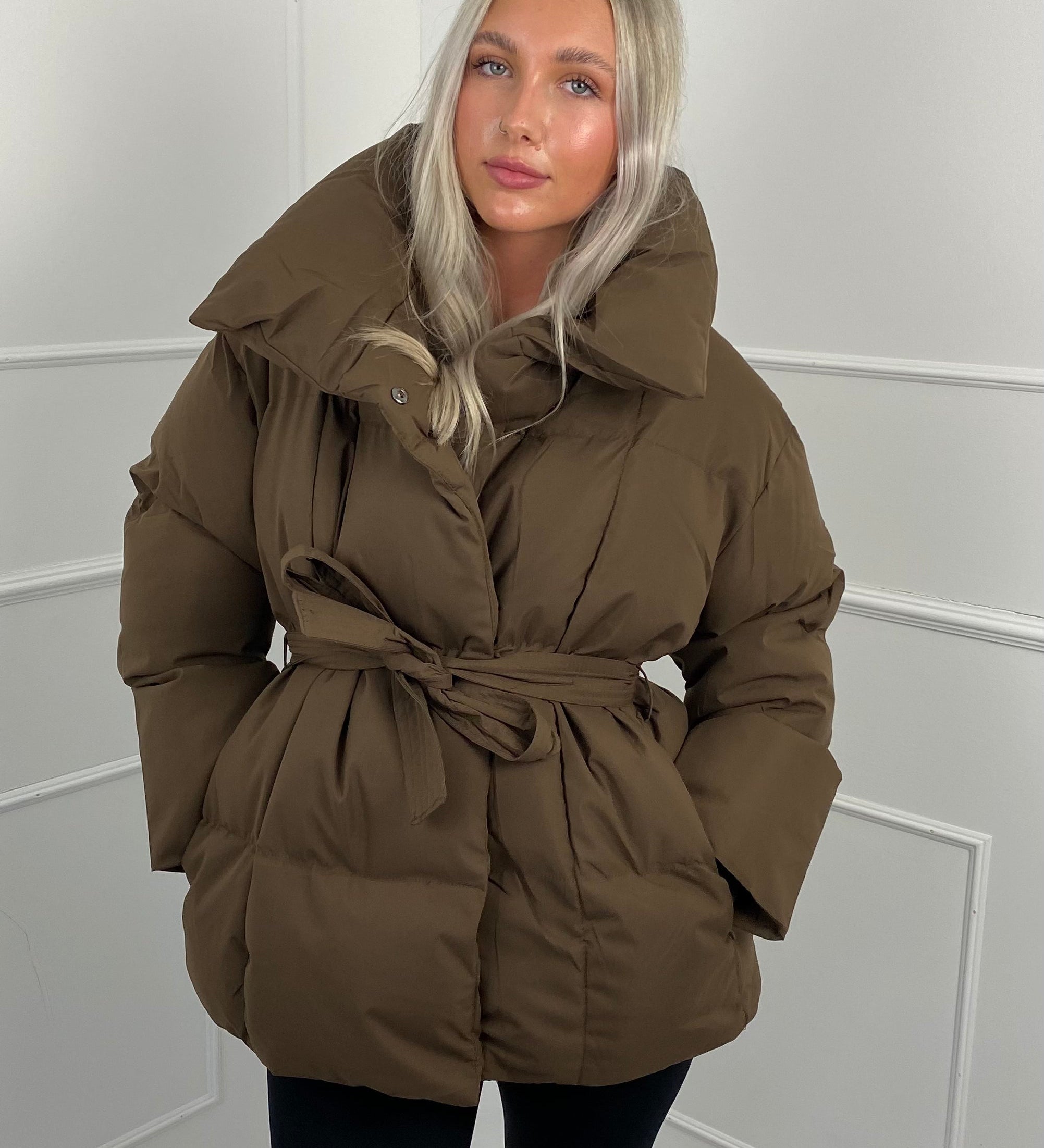 KARLY - Krátká péřová bunda s opaskem