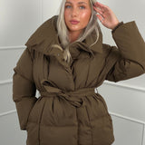 KARLY - Krátká péřová bunda s opaskem