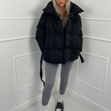 KARLY - Krátká péřová bunda s opaskem