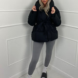 KARLY - Krátká péřová bunda s opaskem