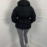 KARLY - Krátká péřová bunda s opaskem