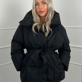 KARLY - Krátká péřová bunda s opaskem