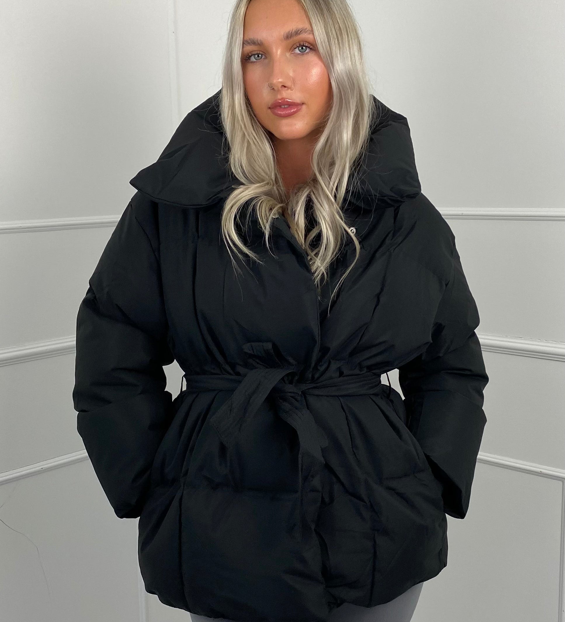 KARLY - Krátká péřová bunda s opaskem