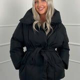 KARLY - Krátká péřová bunda s opaskem