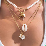 Náhrdelník s přívěskem ve tvaru mušle a slunečnice s více vrstvami