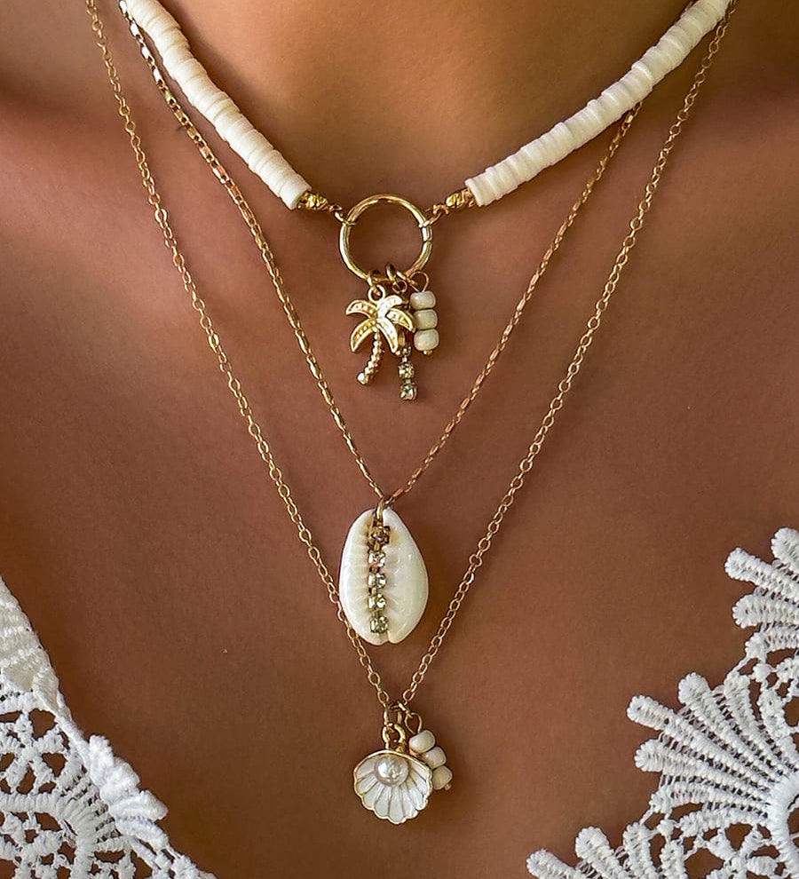 Náhrdelník s přívěskem ve tvaru mušle a slunečnice s více vrstvami