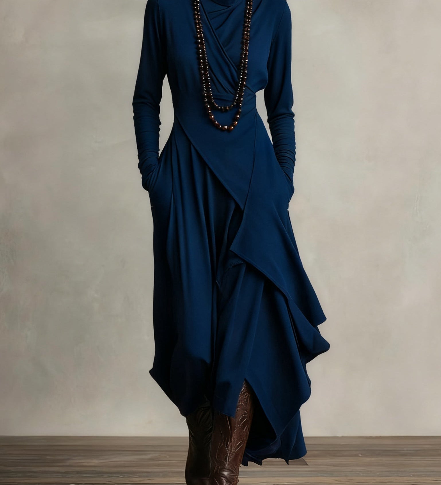 Karolína ❘ Asymetrické plisované maxi šaty s vysokým límcem