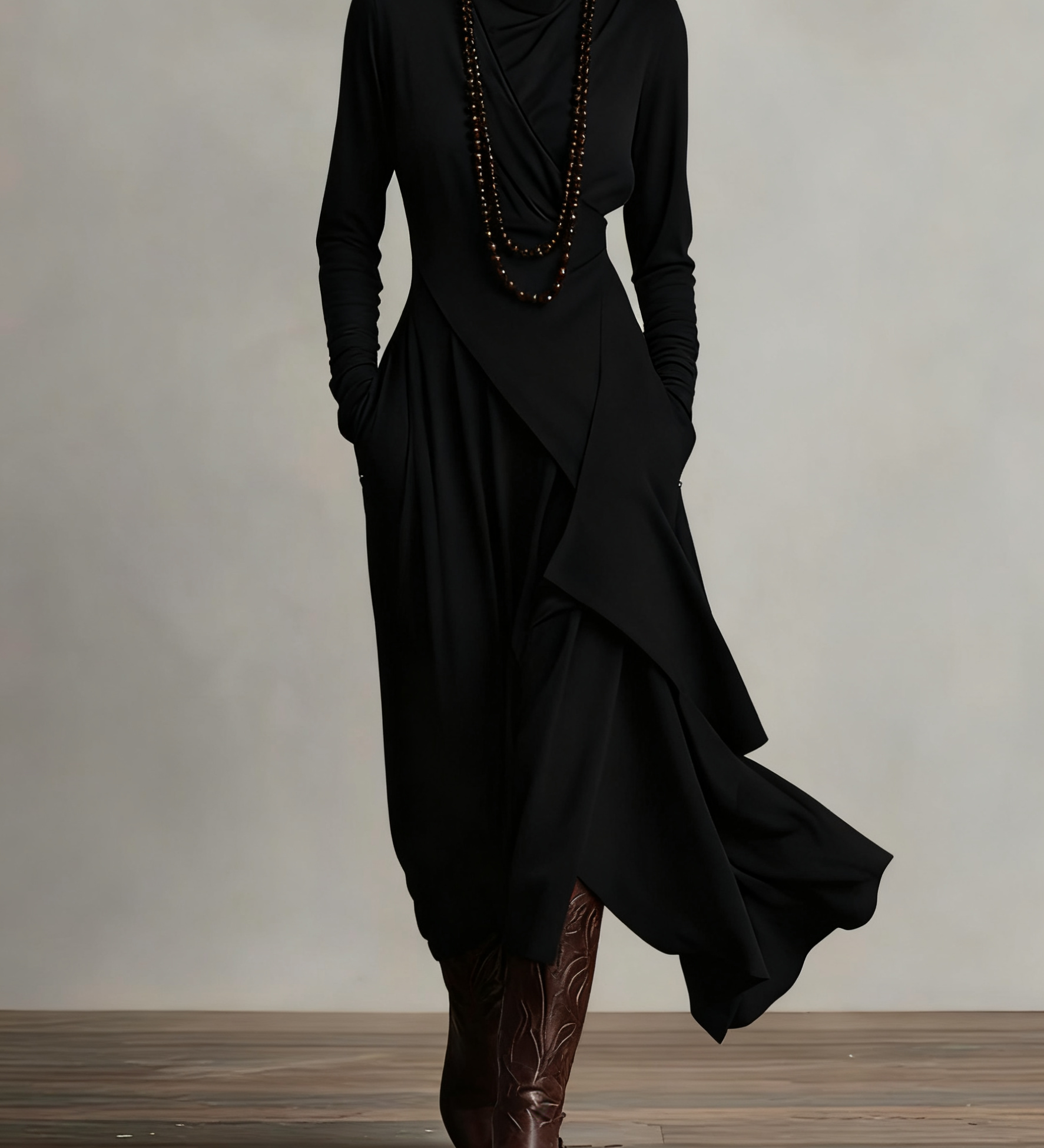 Karolína ❘ Asymetrické plisované maxi šaty s vysokým límcem